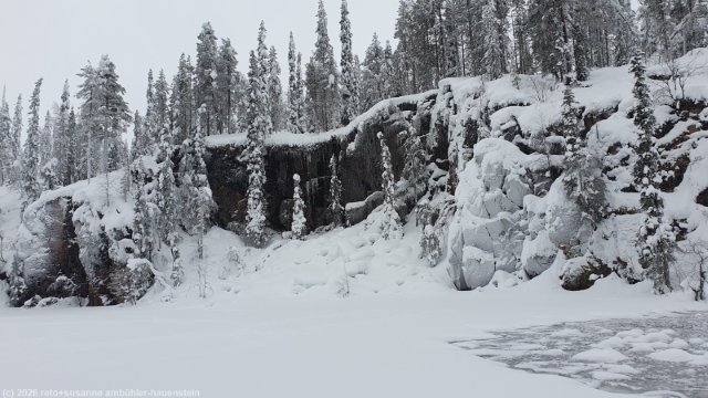 felswand am ufer des kalliolampi entlang des kalliojaerven lenkki bei salla