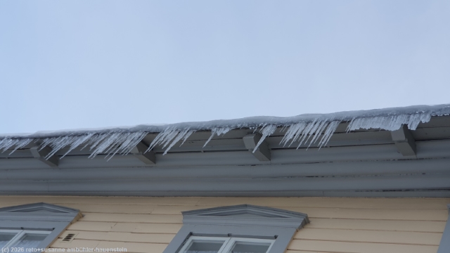 eiszapfen am dach des svefi vandrarhem im zentrum von haparanda