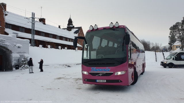 ueberlandbus als zugersatz beim bahnhof haparanda
