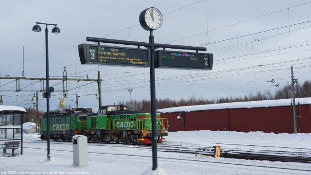 zugabfahrtanzeige im bahnhof boden