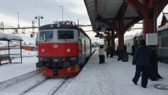intercity nach abisko im bahnhof boden
