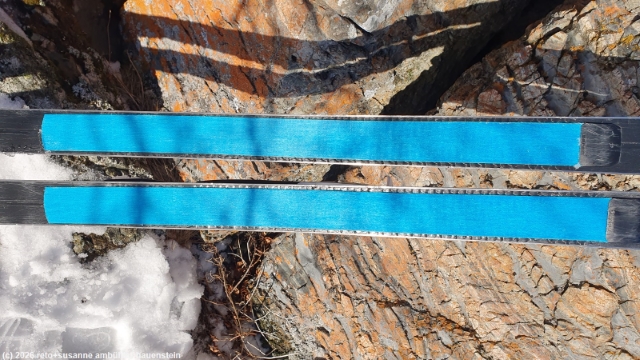 waldskis mit montierten fellstreifen