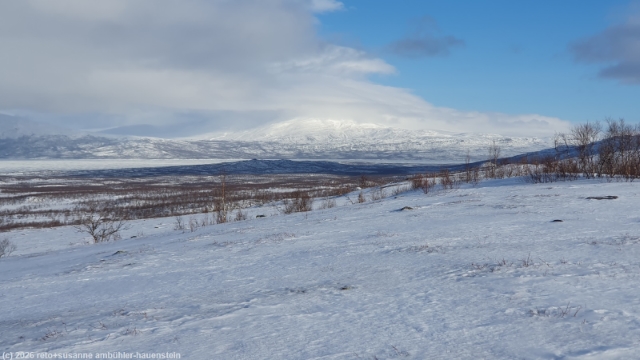 ausblick auf den tornetraesk waehrend dem aufstieg von der abisko turiststation auf den paddus