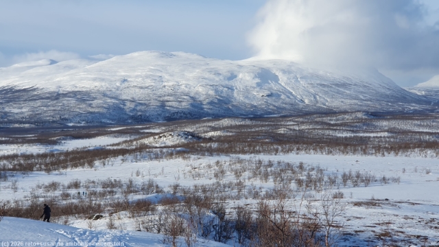 blick auf den slattatjakka waehrend dem abstieg vom paddus nach abisko