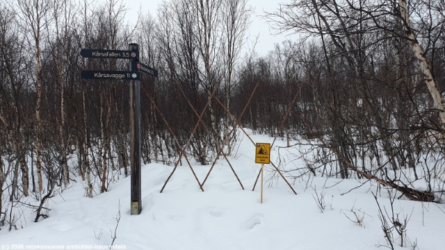 wegweiser und warnschild entlang des weges von der abisko turiststation richtung karsavagge