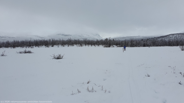 weg durch winterlandschaft von der abisko turiststation zum windschutz nissonjohka