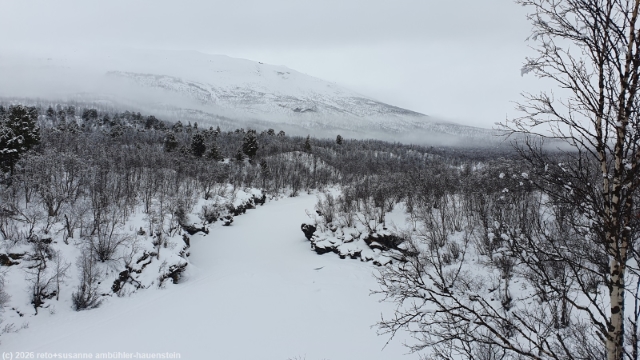 blick vom meditationsplats entlang des kungsleden auf den abiskojakka