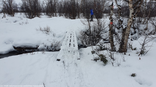 kleine bruecke im verlauf des weges von der abisko turiststation zum windschutz nissonjohka