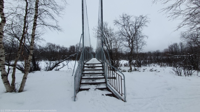 haengebruecke ueber den nissonjohka im verlauf des weges von der abisko turiststation zum windschutz nissonjohka