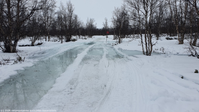 heikle passage ueber den nissonjohka auf dem rueckweg zur abisko turiststation