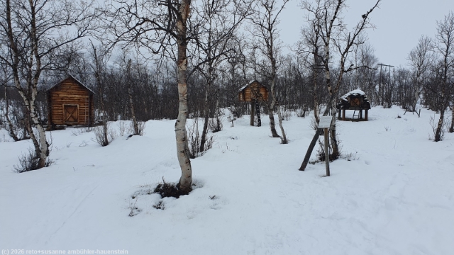 restaurierte vorratsspeicher der samen in der naehe der abisko turiststation