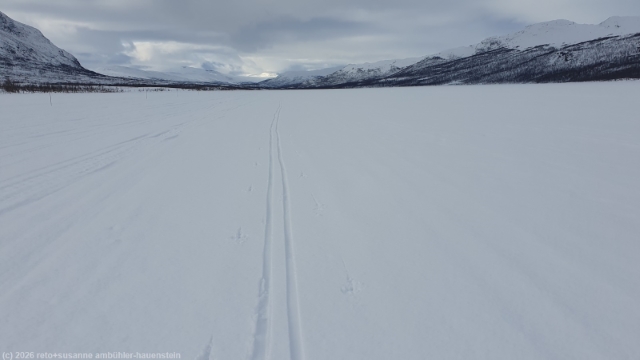 winterweg des kungsleden ueber den abiskojaure zurueck nach abisko