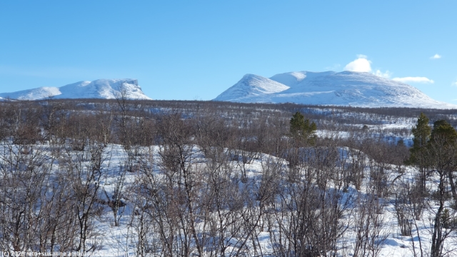 blick vom winterweg vom rastplatz apelsintallen nach abisko auf das lapporten