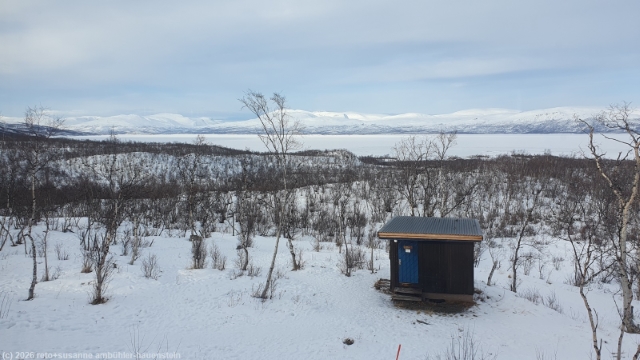 blick vom winterweg vom rastplatz apelsintallen nach abisko auf den tornetraesk