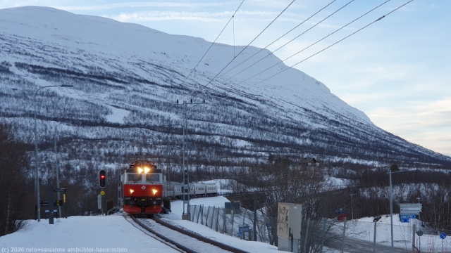 einfahrt des zuges nach kiruna bei der turiststation abisko