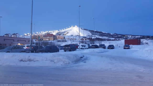 beleuchtetes skigebiet am sakkaravaara bei kiruna