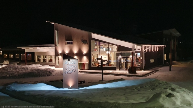 empfangsgebaeude mit schoenem restaurant beim camping ripan in kiruna