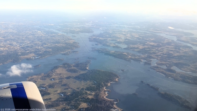 steigflug nach dem start vom flughafen arlanda bei stockholm