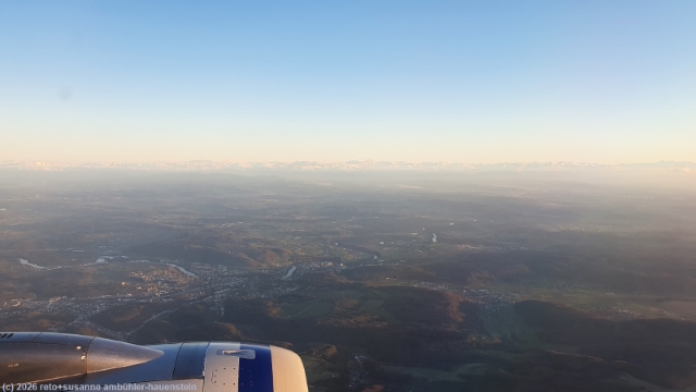blick richtung alpen waehrend dem anflug auf den flughafen zuerich-kloten